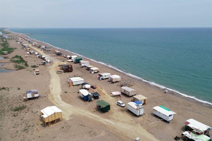 <p> </p>
<p>Bölgeye gelen herkesin yaz boyunca bedava tatil yaptığını ifade eden Demir, "Burası kumuyla, deniziyle, ormanıyla güzel bir yer. Üç ay boyunca çoluk çocuk denize giriyoruz. Eğlence bol. Kimisi balık tutuyor, kimisi denize giriyor." diye konuştu.</p>
