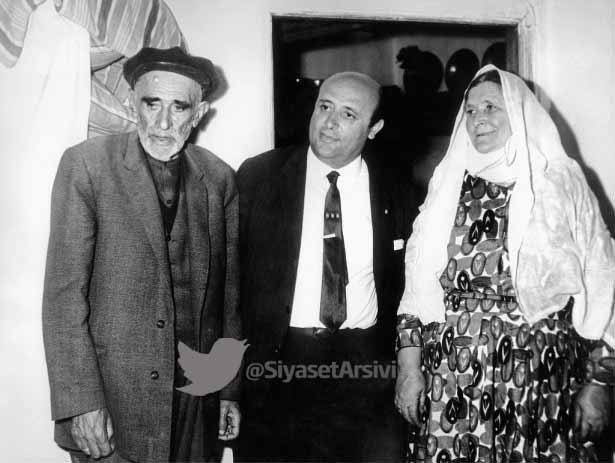 <p>Süleyman Demirel, annesi Ümmühan Hanım ve babası Yahya Çavuş ile / 1970</p>
