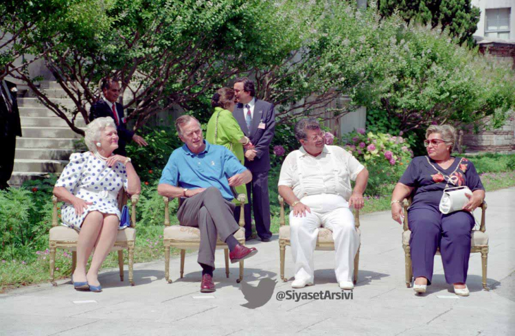 <p>ABD Başkanı George Bush ve eşi 21 Temmuz 1991'de Topkapı Sarayı'nın bahçesinde Cumhurbaşkanı Özal ve eşiyle birlikte</p>
