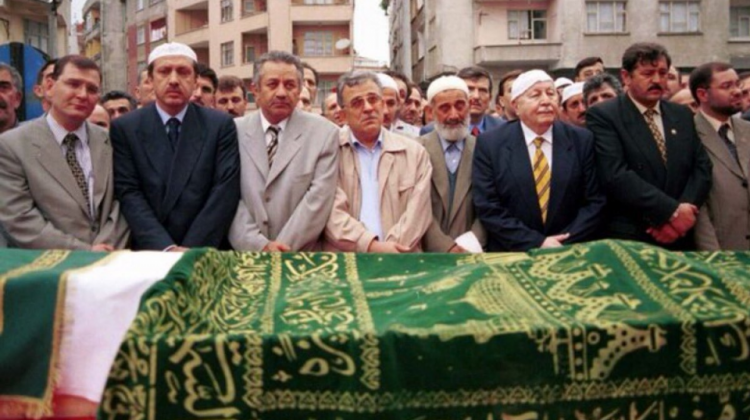 <p>İçişleri Bakanı Soylu'nun amcasının oğlu, MGV Genel Muhasibi Ali Soylu'nun cenaze töreni - 2000</p>

<p> </p>
