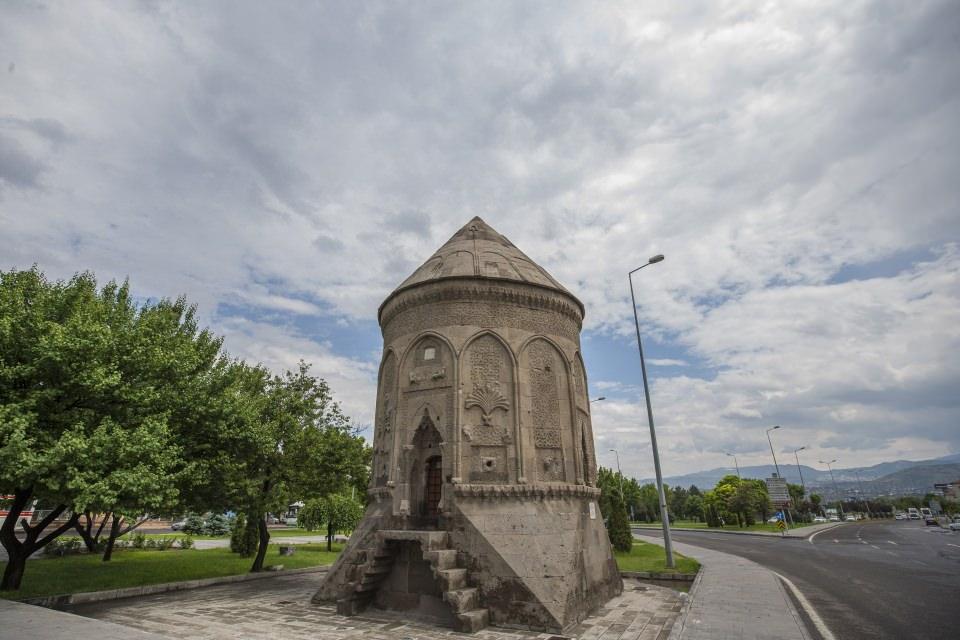 <p>Kümbetlerin mimarisiyle insanı etkileyen bir özelliğe sahip olduğunu belirten Arslan, şunları kaydetti:</p>
<p> </p>