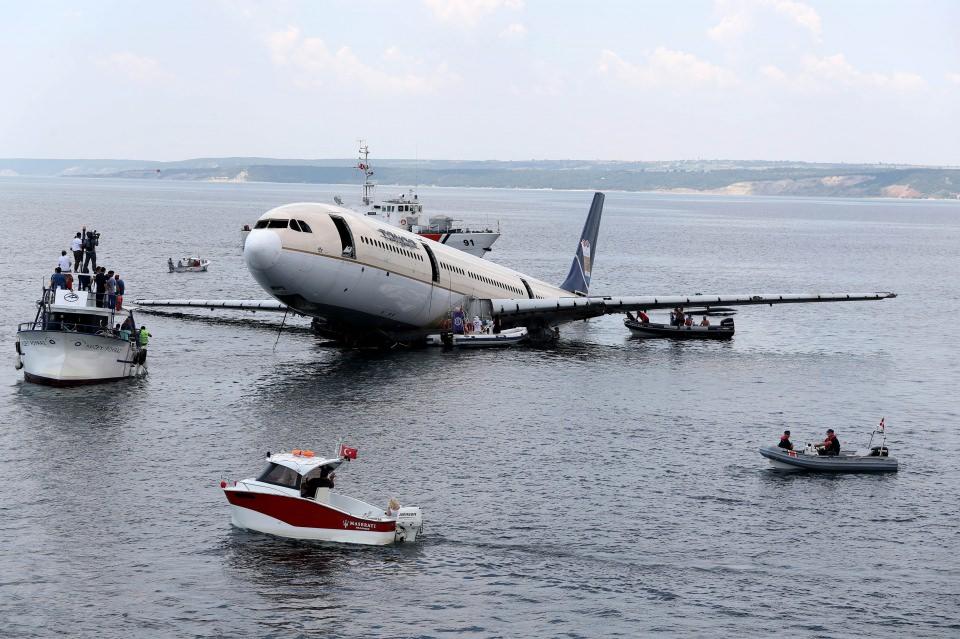 <p>30 metre derinliğe batırılma çalışmaları sırasında Sahil Güvenlik ekipleri tarafından geniş güvenlik önlemleri alındı. Onlarca dalgıcın katıldığı çalışmada uçağı taşıma sırasında kullanılan lastik botların patlatılma anını izlemek isteyen birçok kişi balıkçı tekneleriyle yakın bölgeye geldi. Meraklı vatandaşlar can güvenliği açısından anonslar yapılarak uzaklaştırıldı. </p>