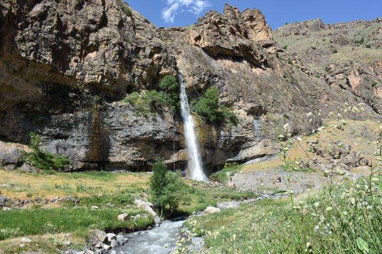 <p>Başka illerden gelen doğaseverlerin de ilgi gösterdiği şelalede bazı vatandaşlar piknik yapmanın keyfini yaşarken, bazıları da yıllar sonra karşılaştıkları güzellikleri fotoğraf karelerine yansıttı. </p>

<p> </p>
