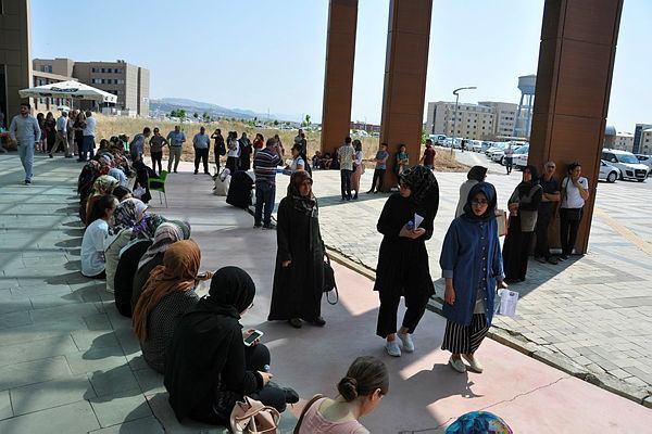 <p>Sınava geç gelenlerden Senem Balkış ise içeri alınmayınca geri dönmek zorunda kaldı. Senem Balkış'ın babası İdris Balkış ise duruma tepki göstererek, "Trafiğe takıldık. Normalde 09.10 geçe geldik, buraya 1 saatte gelemedik. Kızım ikinci defa sınava giriyordu. Sınava da hazırlanmıştı. Maalesef bir senesi boşa gitti." dedi.</p>