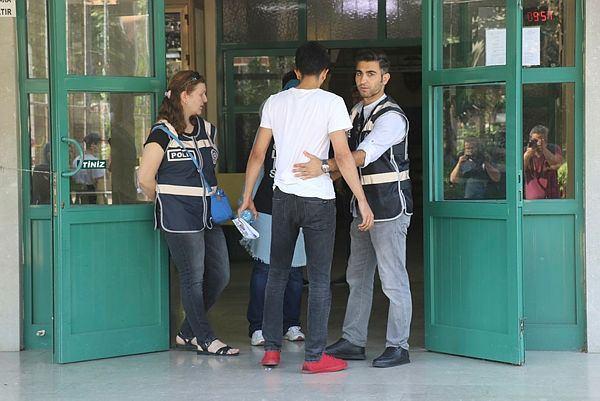 <p>İçeride gençler sınav heyecanı için ter dökerken, dışarıda da aileleri ter döktü.</p>