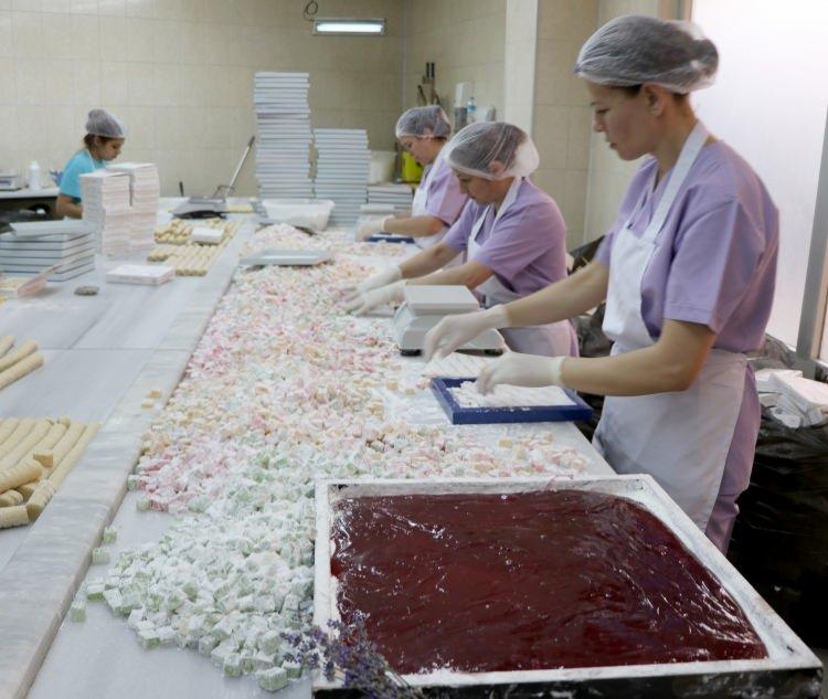 <p>Lavantanın mor renginin gönüllere lokumunun da ağızlara hoş geleceğini belirten Kılıç, "Biz de bu yıl Edirne tarlalarından hasat edilen lavantalarla bir ürün üretmeye karar verdik. Geleneksel lezzetlerimizden olan lokumla lavantayı birleştirdik ve çok güzel bir tat elde ettik. Şehrimiz bu yıl hem lavanta kokacak hem de lavantalı lokumla tada doymuş olacak." ifadelerini kullandı. </p>
<p> </p>