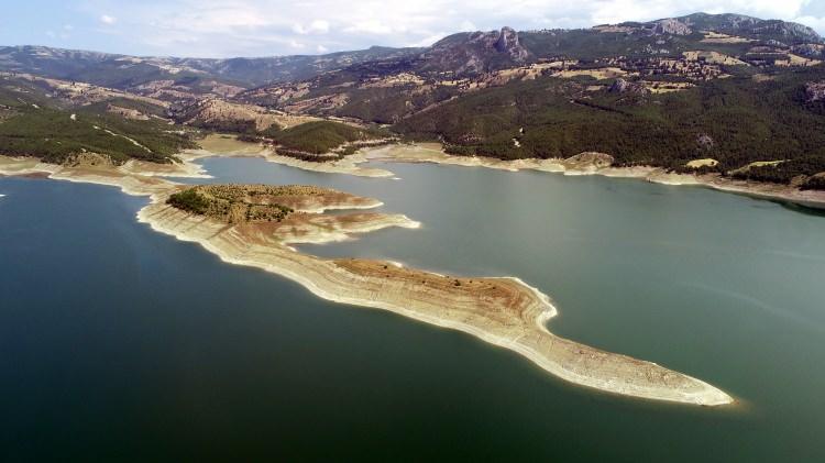 <p>Kaplancık Mahallesi sakinleri ise kanyonun doğa harikası bir yer olduğunu vurgulayarak, "Kanyonda irili ufaklı pek çok adacık bulunuyor. Şahinkaya Kanyonu gibi Kaplancık Kanyonu'nun da turizme açılmasını istiyoruz." ifadelerini kullandı.</p>