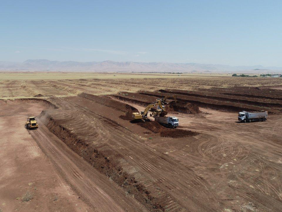 <div>Bu kapsamda Türkiye'nin en büyük suni nehri olan 221 kilometre uzunluğundaki Mardin-Ceylanpınar ana kanalının tamamlanmasının ardından Fırat Nehri'nin suyunu biriktirecek Mardin depolama tesisi inşa ediliyor.<br />
<br />
Atatürk Barajı'ndan alınacak su, Derik'te 340 milyon liraya inşa edilen 254 milyon metreküp kapasiteye sahip depoda toplanacak.</div>

<div> </div>
