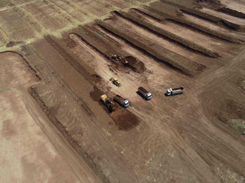 <p><strong> 20 metre yüksekliğinde</strong></p>
<p>DSİ Genel Müdürü Mevlüt Aydın, AA muhabirine yaptığı açıklamada, Fırat'ın suyunu biriktirecek Mardin depolama tesisinin yapımının devam ettiğini söyledi.</p>
<p>Derik ilçesine bağlı Ambarlı ve Boyaklı köylerinin güneyinde inşa edilen tesiste yaklaşık 254 milyon metreküp suyun toplanacağını ifade eden Aydın, 20 metre yüksekliğindeki depoda seddenin de yaklaşık 12 bin 800 metre olduğunu belirtti.</p>