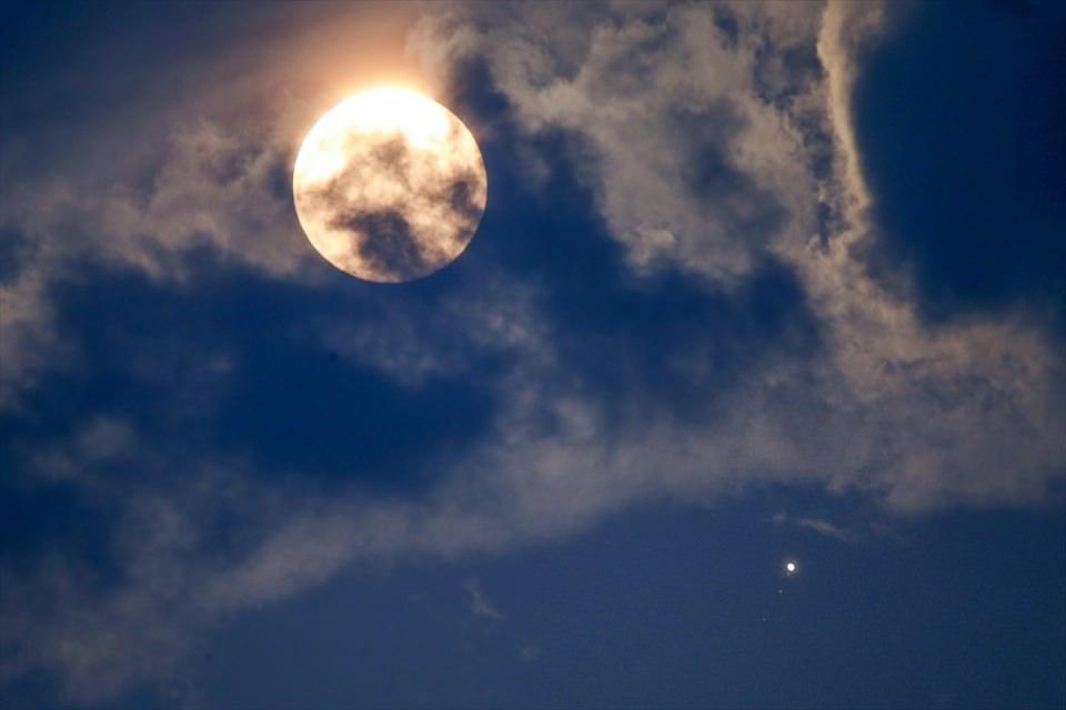 <p>Van'da akşam saatlerinde şehrin üzerinde beliren dolunay, Haziran ayı boyunca gözlenebilecek olan ve bugün Dünya'ya en yakın konumda yer alan Jüpiter ile güzel görüntü oluşturdu.</p>

<p> </p>
