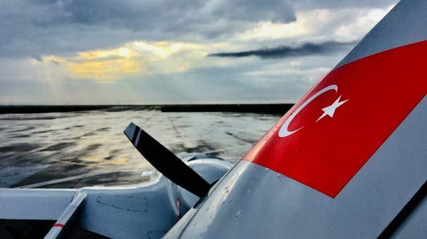 <p>100 bin uçuş saatini tamamlayarak Türk havacılık tarihinde ilke imza atan Silahlı İnsansız Hava Aracı Bayraktar TB2, ayrıca en uzun havada kalış süresi ile irtifa rekorunu da kırdı.</p>
