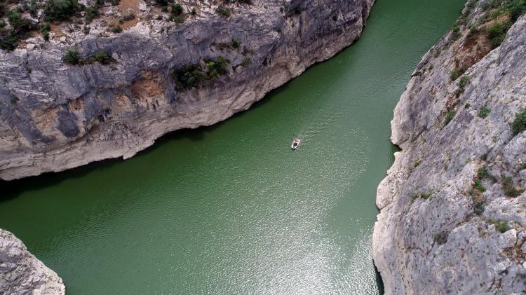 <p>Kaplancık Kanyonu, sunduğu doğal güzelliklerin yanı sıra kano, dragon bot, yamaç paraşütü, paramotor, base jump, slackline ve highline (iple yüksekten atlama), kaya tırmanışı, doğa yürüyüşü gibi sporların yapılmasına da imkan sağlıyor.</p>