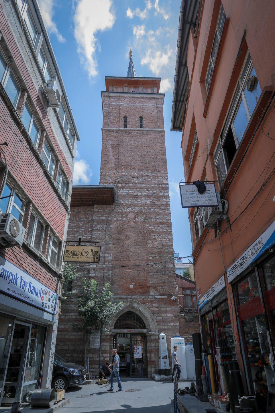 <p>Galata'da meydana gelen yangınlarda yapının 2 defa tahrip olduğunu aktaran Göncüoğlu, şunları kaydetti:</p>

<p>"1734'teki Galata yangınında cami tahrip oluyor. O dönemde 2. Mustafa'nın eşi Saliha Sultan, bu yapıyı ihya ettiriyor ve bir şadırvan yaptırıyor. Daha sonra 1807'de içerisinde yer alan ve caminin tarihini manzum bir şekilde ifade eden taş kitabe konuyor. Daha sonra 2. Mahmut'un kızı Adile Sultan ve eşi Mehmet Ali Paşa tarafından cami tekrardan onarılıyor. Saliha Sultan'ın yaptırdığı şadırvan yıktırılıp, bugün caminin avlusu olarak kullanılan yerin altına yangından korunabilmesi ve bölgede yangınlar meydana geldiğinde bir su deposu niteliğinde hizmet vermesi amacıyla sarnıç yaptırılıyor. Tekrardan üzerine yeni bir şadırvan yaptırılıyor. Cami bugünkü hüviyetine yavaş yavaş kavuşuyor."</p>
