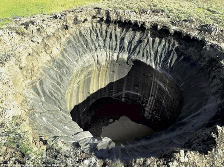 <p>Kraterlerin 6 mil yakınında bulunan bir doğalgaz çıkarma tesisi yeni bir iddianın da ortaya atılmasına neden oldu. Bazı Rus yetkililer bölgede son derece yüksek oranda doğalgaz kaynaklarının bulunduğunu belirterek, "Bu kaynaklar bazen küçük cep şeklinde bulunuyor.Buradaki sıkışma nedeniyle gaz dışarı çıkabilmek için böyle bir patlamaya neden olmuş olabilir" dediler. </p>

<p> </p>
