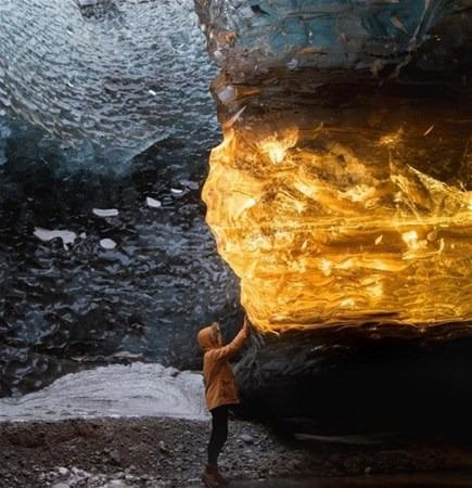 <p>Gün batımı sırasında parlayan İzlanda'daki buz mağarası.</p>

<p> </p>
