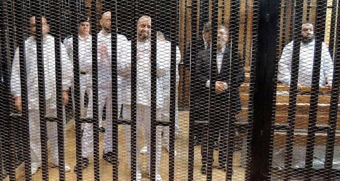 <p>Abdulfettah Sisi'nin 3 Temmuz 2013'te darbeyle yönetime el koymasından sonra, Mursi tek kişilik hücrelerde tam bir izolasyona tabi tutulmuştu. Mursi, darbeci mahkemeler tarafından toplam 48 yıl hapse mahkum edilmişti.</p>

<p> </p>
