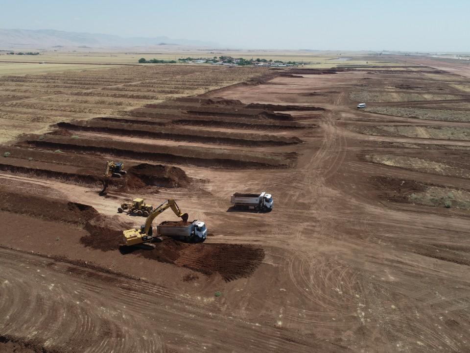 <div>834 bin dekarı sulayacak</div>
<div> </div>
<div>Projede yüzde 65 fiziki gerçekleşme sağlandığına işaret eden Aydın, "Bu proje ile ilk aşamada 135 milyon metreküp daha sonra 254 milyon metreküp su depolanarak 834 bin 380 dekar arazinin sulanması sağlanacak. İşin maliyeti, uygulama yılı fiyatlarına göre yaklaşık 340 milyon liradır." ifadelerini kullandı.</div>