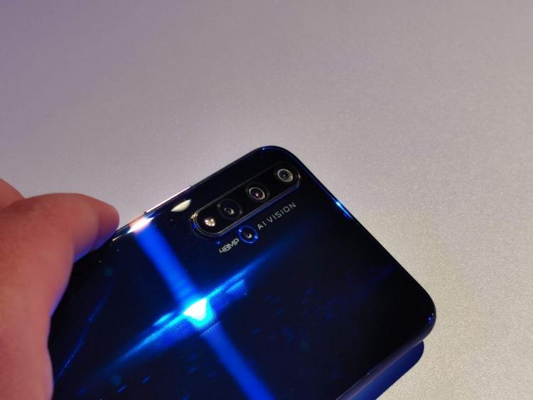 <p>Honor 20 Pro’nun 8 GB RAM bellek ve 128 GB depolama alanına sahip versiyonu 535 dolar, 8 GB RAM ve 256 GB depolama alanlı versiyonu ise 610 dolar fiyat etiketine sahip.<br />
<br />
Türkiye fiyatının ise 3500-4000 TL civarında olması bekleniyor...</p>
