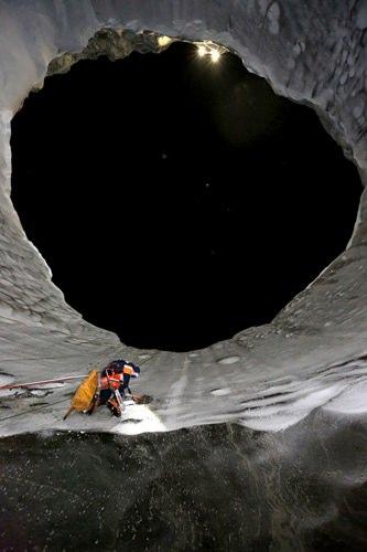 <p>Rusya’nın Sibirya’daki zengin petrol ve doğal gaz yataklarına yakın mesafelerde bulunan bu dibi görünmeyen deliklerden bitişikteki doğal gazın sızıntı yapıp yanarak yeryüzünü ısıttığı ve bunun da buzulların erimesine, küresel ısınmaya, iklim değişikliklerine yol açtığı yönündeki yeni teorinin bilimsel temelleri araştırılıyor. </p>

<p> </p>
