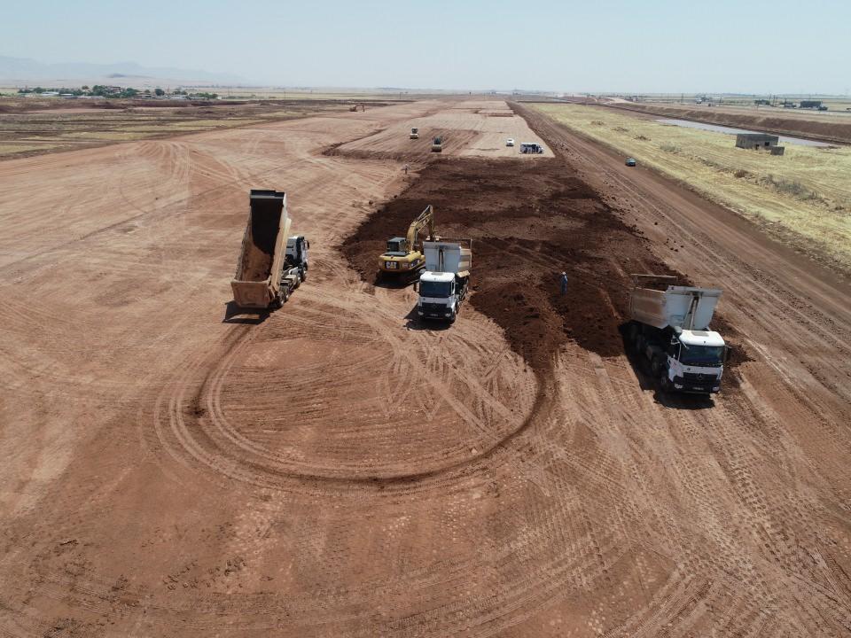 <div>Mevlüt Aydın, Atatürk Barajı'ndan getirilecek suyun sulama mevsiminde pompajlı sahalara verilmesiyle Mardin'in verimli topaklarının suya kavuşturulacağını bildirerek, "Sulama tesislerinin tamamlanması, bölge halkının sosyo-ekonomik olarak gelişimine olanak sağlayacak ve refah düzeyini artıracak. </div>