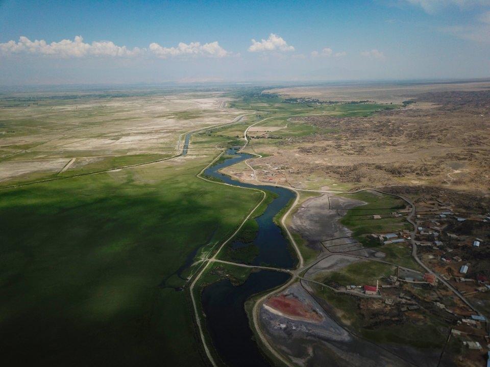 <p>Yeşili ve sulak alanlarıyla kartpostallık görüntüler oluşturan Ağrı Dağı Milli Parkı, su altı güzellikleriyle de ziyaretçilerini cezbediyor.</p>
