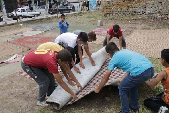 <p>Yozgat'ta yaz tatiline giren öğrenciler, futbol oynamak ve boş vakitlerini değerlendirmek için mahallede bulunan boş arsayı büyüklerinin de yardımıyla temizleyip düzenledi.</p>
