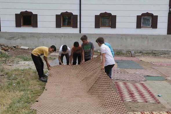 <p>Taşlardan kale direkleri yapan çocuklar, zemini sert arsada düşüp yararlanmamak için etraftan topladıkları ve evden getirdikleri eski halı ve kilimleri sererek kendilerine "halı saha" yaptı.</p>

