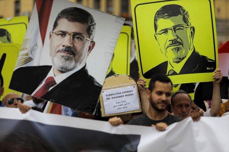 <p>Bosna Hersek'in başkenti Saraybosna'da, 5 gün önce vefat eden Mısır'ın ilk seçilmiş Cumhurbaşkanı Muhammed Mursi'nin maruz kaldığı haksızlıklar ve Mısır yönetimine tepki amacıyla protesto düzenlendi. Mısır'ın Saraybosna Büyükelçiliği önünde toplanan göstericiler, Mısır yönetimini kınayan sloganlar attıktan sonra, ellerinde Mursi'nin fotoğrafları ve "Rabia" işaretli dövizlerle şehir merkezinde sessiz yürüyüş yaptı</p>
