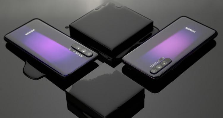 <p>Ön tarafta 32 Megapiksel çözünürlüğünde kamera yer alıyor.<br />
<br />
Arka taraftaki 48 Megapiksel çözünürlüğündeki ana kamera, f/1.4 diyafram sayesinde düşük ışık koşullarında yüksek performans sergiliyor.</p>
