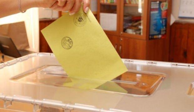 <p>İstanbul'da yarın 31 bin 342 sandıkta, 10 milyon 560 bin 963 seçmen yeniden oy verecek. Seçmen kağıtları ellerine ulaşmayan seçmenler ise telaş içerisinde. Ancak seçim gününde tüm muhtarlıklar seçmen kağıtlarının alınabilmesi için açık olacak. Seçmenlerden dileyenler muhtarlıktan seçmen kağıdını alabileceği gibi YSK'nın seçmen sorgulama sisteminden de hangi sandıkta oy kullanabileceğini öğrenebilecek.</p>

<p> </p>

