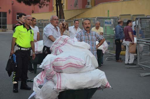 <p>Yüksek Seçim Kurulu'nun (YSK) İstanbul Büyükşehir Belediye Başkanlığı seçiminin yenilenmesine ilişkin kararının ardından ilçe seçim kurullarında okullara göre hazırlanan oy pusulaları saat 05.00'ten itibaren görevlilere polis eşliğinde teslim edildi.</p>
