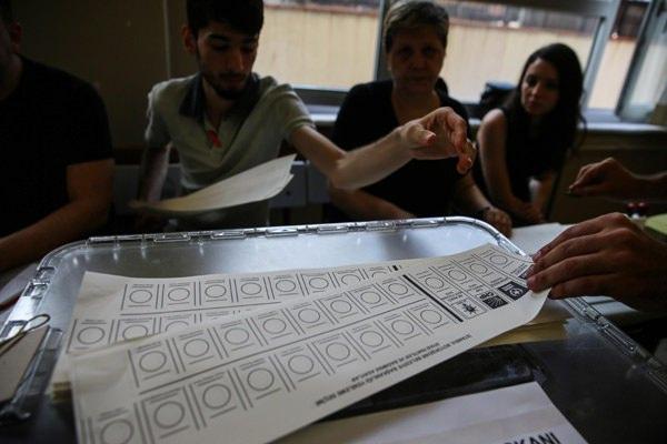 <p>Seçmenler, sabah 08.00 itibariyle oylarını kullanıyor.</p>