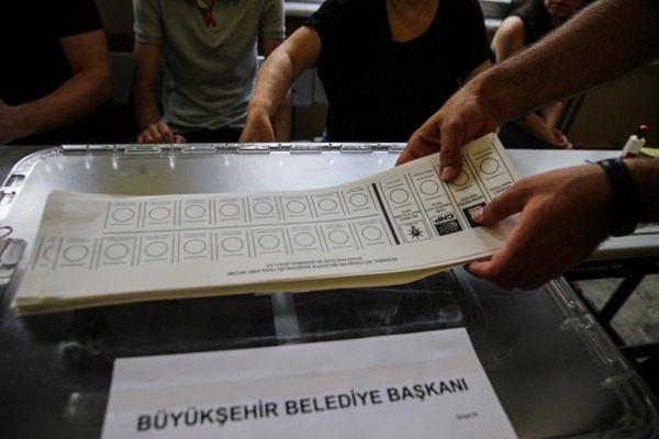 <p>O saatte sandık başında sırada bekleyen seçmenlerin oy kullanmasına da izin verilecek.</p>