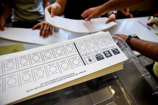 <p>Oy kullanmaya giderken üzerinde TC kimlik numarası olan kimlik kartı, geçici kimlik belgesi, nüfus cüzdanı, resmi dairelerce verilen soğuk damgalı kimlik kartı, pasaport, evlenme cüzdanı, askerlik belgesi, sürücü belgesi, avukat, noter ve askeri kimlik kartı gibi fotoğraflı bir kimlik bulundurmak zorunlu.</p>