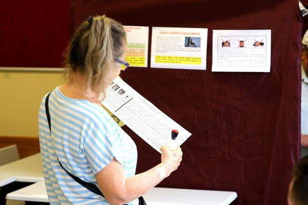 <p>Listelerde o tarihten sonra ölen veya kısıtlı olduğu tespit edilenlerin yanına oy kullanamayacağına dair şerh düşüldü. Anadolu Ajansı 20 bin 63 asker, 8 bin 93 hükümlü, 3 bin 970 kısıtlı seçmen, 12 bin 518 ölü, 208 vatandaşlıktan çıkan kişi olmak üzere toplam 44 bin 852 kişiye listelerde "oy kullanamaz" şerhi yazıldığını açıkladı.</p>