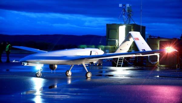 <p><strong>BUNU BAŞARABİLEN ÇOK AZ ÜLKE VAR</strong></p>
<p>BAYKAR Teknik Müdürü (CTO) Selçuk Bayraktar, Bayraktar TB2 SİHA'nın 100 bin uçuş saatini tamamlamasına ilişkin olarak, "Dünyada insansız hava araçları açısından 100 bin saat uçuş çok ciddi bir başarı. Bunu gerçekleştiren çok az ülke var" dedi. Bayraktar, TSK'nın insansız hava aracı teknolojisini dünyada en etkin ve başarılı kullanan 3 ülkeden biri olduğunu belirterek, "Bir zamanlar parasıyla almak istediğimiz halde İHA'lar ülkemize verilmedi. Biz de tüm yıldırma politikalarına karşı köklerimizden aldığımız güçle ve tam bağımsız bir Türkiye vizyonuyla çalışmayı sürdürüyoruz" dedi.</p>