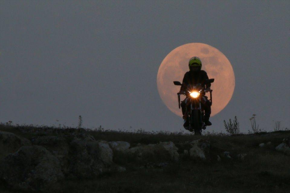 <p>Van'da motosiklet tutkunu bazı gençler, şehrin ışıklarından ve gürültüsünden uzak, Gevaş ilçesindeki tepelerde dolunay eşliğinde motosiklet sürdü. </p>

<p> </p>
