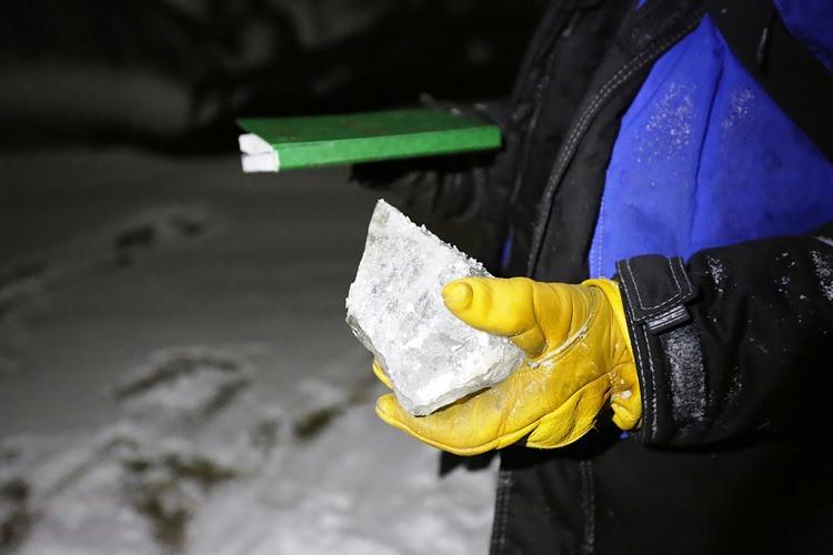 <p>Rus bilim adamları bu esrarengiz deliği daha yakından incelemek üzere 80 metre derine indi ve buradan örnek topladı...</p>

<p> </p>
