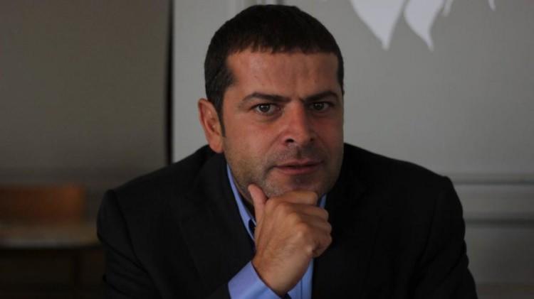 <p>"Ne yazık ki ne konu ilerleyebiliyor, ne derinleşebiliyor. Sistematik bir tartışma yönetilemeyince okullarda ders olacak bir yönetememe ile karşı karşıyayız. Bedelini iki lider de ödüyor..."</p>
