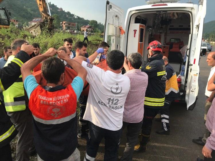 <p><strong>ÖLÜ SAYISI 7'YE YÜKSELDİ </strong></p>
<p>Tarım ve Orman Bakanı Bekir Pakdemirli Trabzon Araklı’daki sel felaketi ile ilgili son dakika bilgilerini paylaştı. Pakdemirli açıklamasında ölü sayısının 7’ye yükseldiğini duyururken selden 8 köyün etkilendiğini bildirdi. Pakdemirli, bölgede ufak yağışların bile heyelanları tetikleyebileceğini belirterek bölge halkını uyardı. Bölgede 3 kayıp vatandaşın arama çalışmaları ise devam ediyor. </p>
