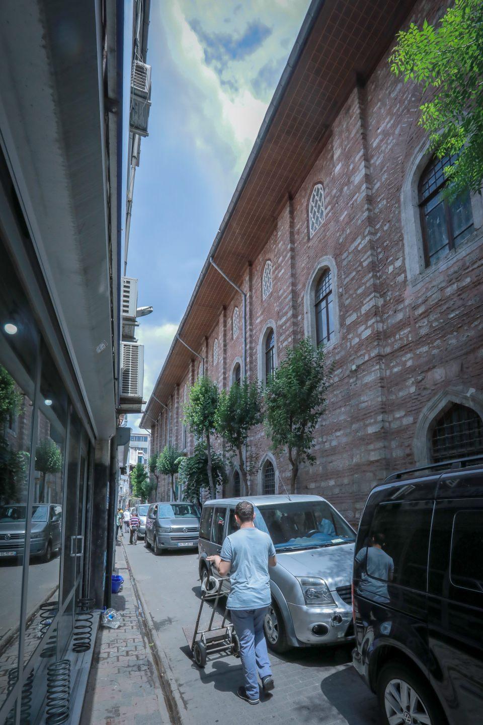 <p>O da evvelün olarak Ni'mel Ceyş kabirlerindendir. 'Ahirin' dediğimiz İstanbul'un fethiyle birlikte yer alanlardır. Arap Camisi'nin avlusunda da 'evvelü' dediğimiz mutlu askerlerden birinin kabri buluyor."</p>
