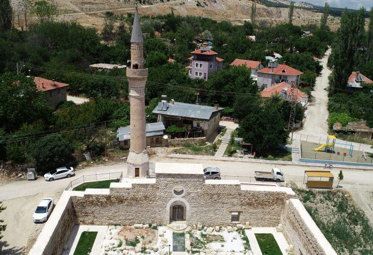 <p><strong>"Özgün yapı ortaya çıkarıldı"</strong></p>

<p>Antalya Vakıflar Bölge Müdürü Hüseyin Coşar, AA muhabirine yaptığı açıklamada, yaklaşık 100 yıl önceki yangınla tavanı düşen caminin tamamen tahrip olduğunu, bölge halkının ibadetini ise cami içerisinde yapılan küçük bir mescitte gerçekleştirdiğini söyledi.</p>
