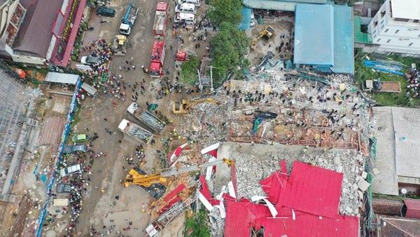 <p>Kamboçya'da enkaza dönen bina inşaatından şimdiye kadar en az yedi ceset çıkarıldı.</p>
