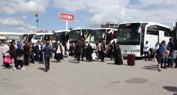 Yüzlerce otobüs binlerce kişi... Ve yola çıktılar, akın akın geliyorlar