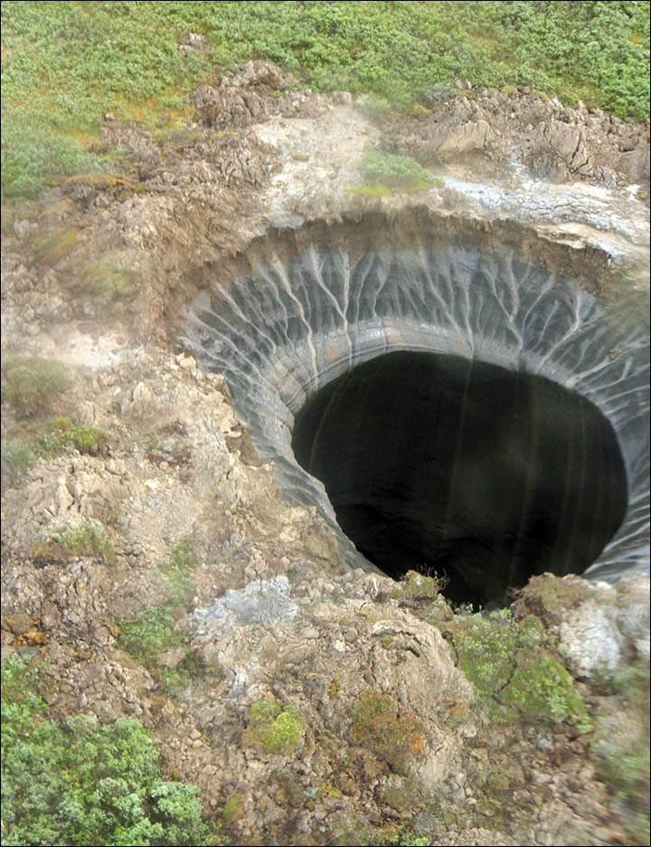 <p>Küresel ısınma nedeniyle yeraltı gazlarının ani genleşmesi sonucu bir patlama meydana geldiği, çoğu araştırmacının ortak tahmini... Bir diğer teori ise deliğin meteor düşmesi sonucu oluştuğu... Ancak böylesine ciddi hasara yol açacak bir meteorun uzay gözlemcileri tarafından fark edilmemesinin mümkün olmadığı belirtiyor.</p>

<p> </p>
