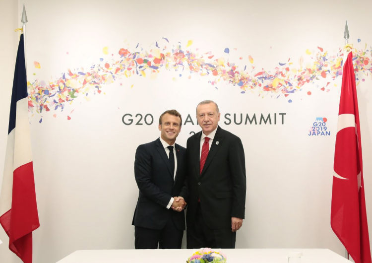 <p>Erdoğan, zirvenin ilk günü bir araya geldiği ve ayaküstü sohbet ettiği Fransa Cumhurbaşkanı Emanuel Macron ile daha sonra 1 saatlik görüşme gerçekleştirdi. </p>

<p> </p>
