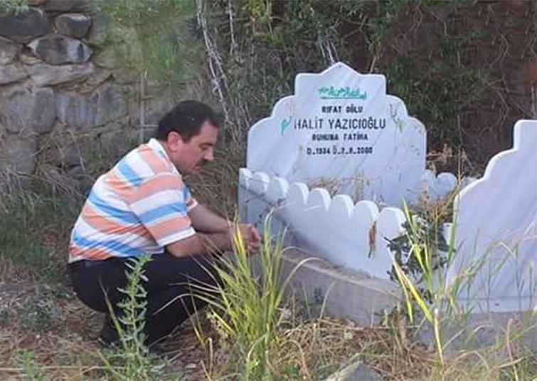 <p>Muhsin Yazıcıoğlu, babasının kabri başında.</p>

<p> </p>
