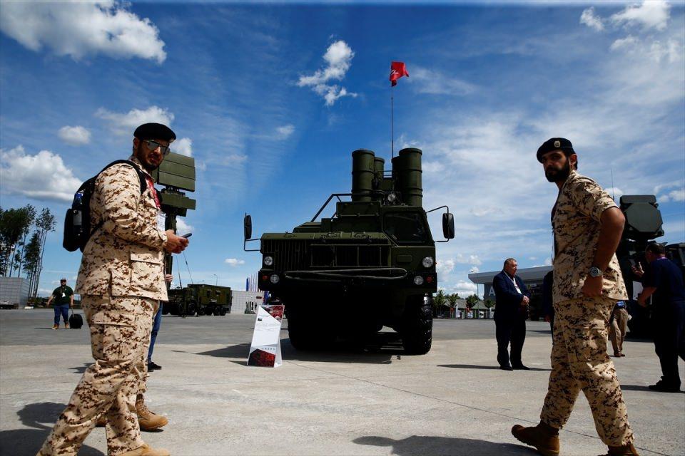 <p>Fuarda, Rusya Savunma Sanayisine ait ağır ve hafif silahlar katılımcıların ilgisine sunulurken, Rus ordusunun kullandığı S-400 ve S-300 hava savunma füze sistemleri, Pantsir-S kısa ve orta menzilli karadan havaya füze ve uçaksavar topçu sistemleri, tanklar, insansız hava araçları, helikopterler ve savaş uçakları sergilendi..</p>
