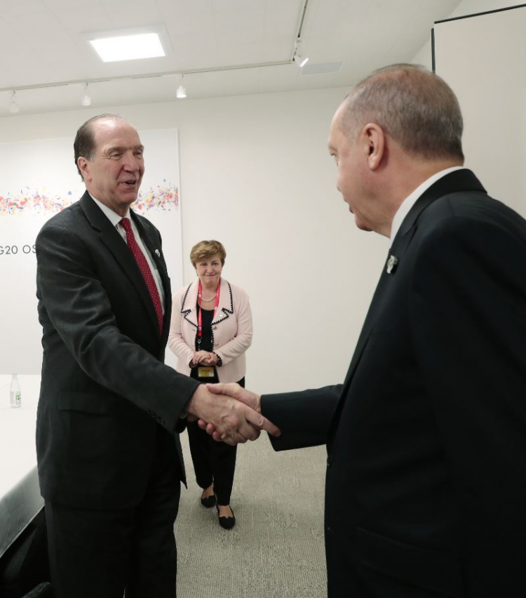 <p>Cumhurbaşkanı Erdoğan zirvenin yapıldığı INTEX Osaka Fuar Merkezi'nde 10 ikili görüşme gerçekleştirdi. Zirvenin ilk gününde Dünya Bankası Başkanı David Malpass ve </p>
