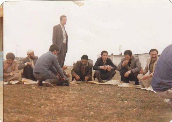 <p>İl Başkanı Recep Tayyip Erdoğan, Kongre için Konya'ya giderken Z.burnu Teşkilatını ziyaret etti - 1984<br />
<br />
 </p>
